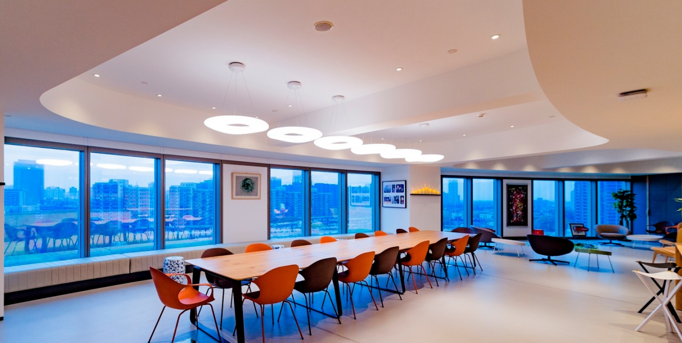 金尚活动场地 · 落地窗会议长桌与城市视野 JinShang event space